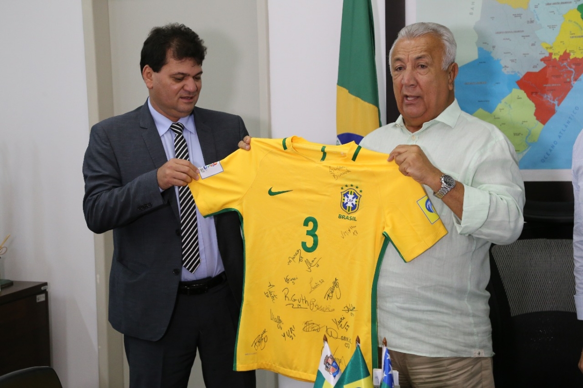 O presidente da Federação Sergipana de Futebol aproveitou o encontro para presentear o governador com uma camisa da Seleção Brasileira, autografada por todos os atletas participantes da Copa do Mundo Sub-17 da Índia (Foto: Jorge Henrique/ASN)