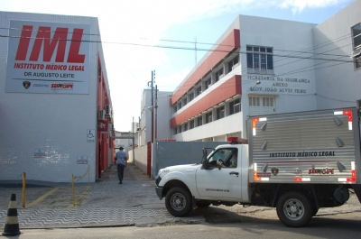  O corpo da vítima foi levado ao IML (Foto: Arquivo Infonet)