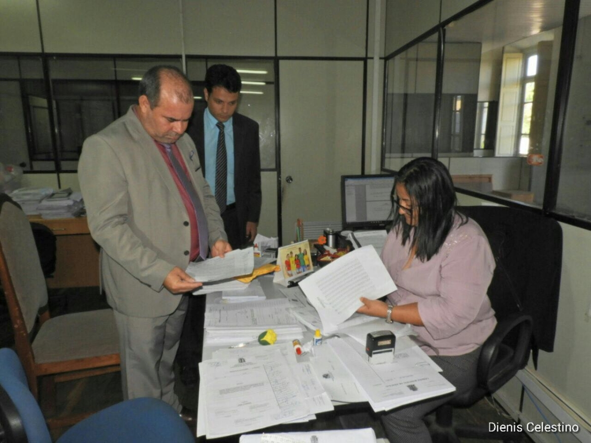 Vereador Isac Silveira protocola requerimento para instalar a CPI da Saúde (Foto: Dienis Celestino/Assessoria Isac Silveira)