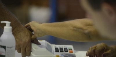 O eleitor que já fez o recadastramento biométrico precisa levar apenas o celular na hora de votar (Foto: Tânia Rêgo/Agência Brasil)
