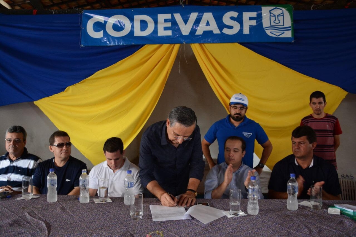 Eduardo Amorim, Valadares e Codevasf entregam equipamentos de inclusão produtiva no sertão de Sergipe (Foto: Assessoria Eduardo Amorim)