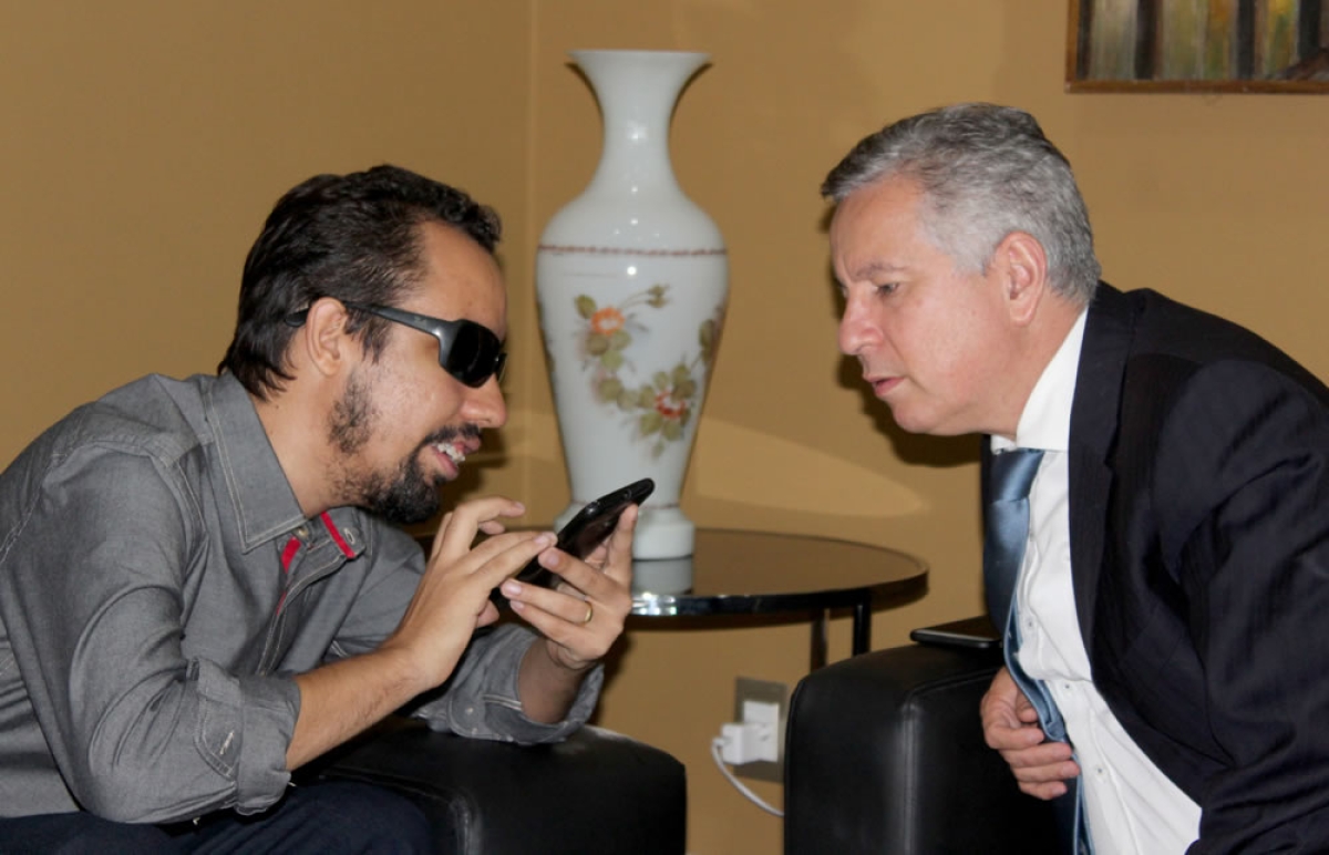 Lucas Aribé explica a Henri Clay como funcionam os leitores de tela gratuitos (Foto: Assessoria Lucas Aribé)