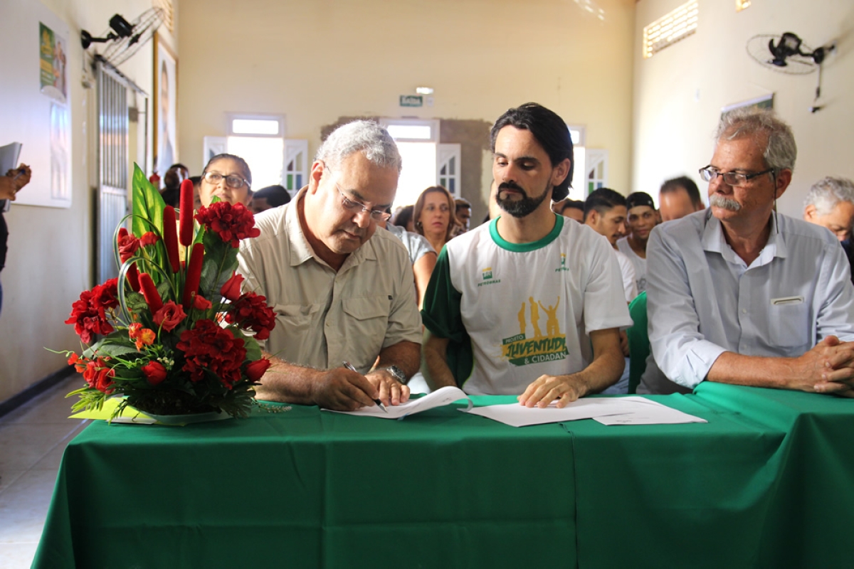 Assinam o contrato o representante da Petrobras, o coordenador do Instituto, Cristiano Lima, e o diretor do Senac/SE, Paulo do Eirado (Foto: Senac/SE)