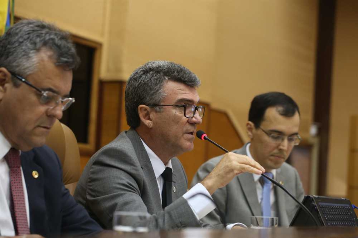 Garibalde Mendonça faz indicações ao DER na Alese (Foto: César de Oliveira/Agência Alese)