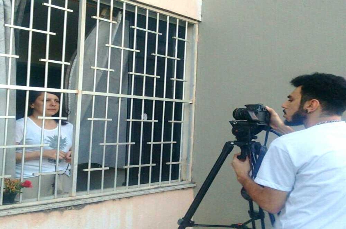 Diane Veloso e Marlon Delano nos bastidores da gravação do curta metragem (Foto: Divulgação)