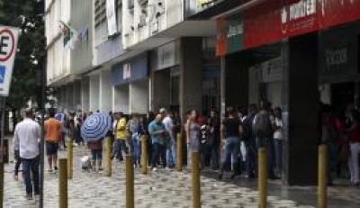 Prédios do centro de Brasília são esvaziados após tremor de terra (Foto: José Cruz/Agência Brasil)