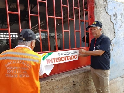 Técnicos interditando matadouro (Foto: Assessoria FPI/SE)