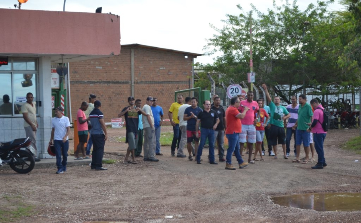Trabalhadores se posicionam contra demissões na última segunda-feira, 9 (Foto: Via Portal Infonet)