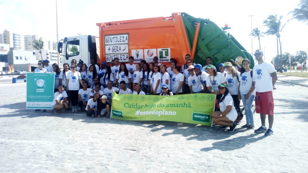 Fundação Ecoar apoia ação mundial que recolheu mais de 1 tonelada de lixo na Orla da Atalaia (Foto: Assessoria Torre Empreendimentos)