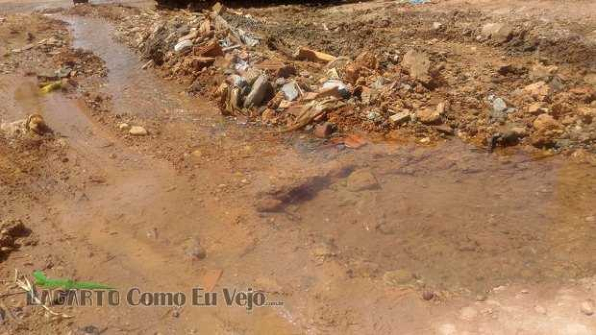Vazamento de água já dura cerca de 4 meses em Lagarto (Foto: Lagarto Como Eu Vejo)