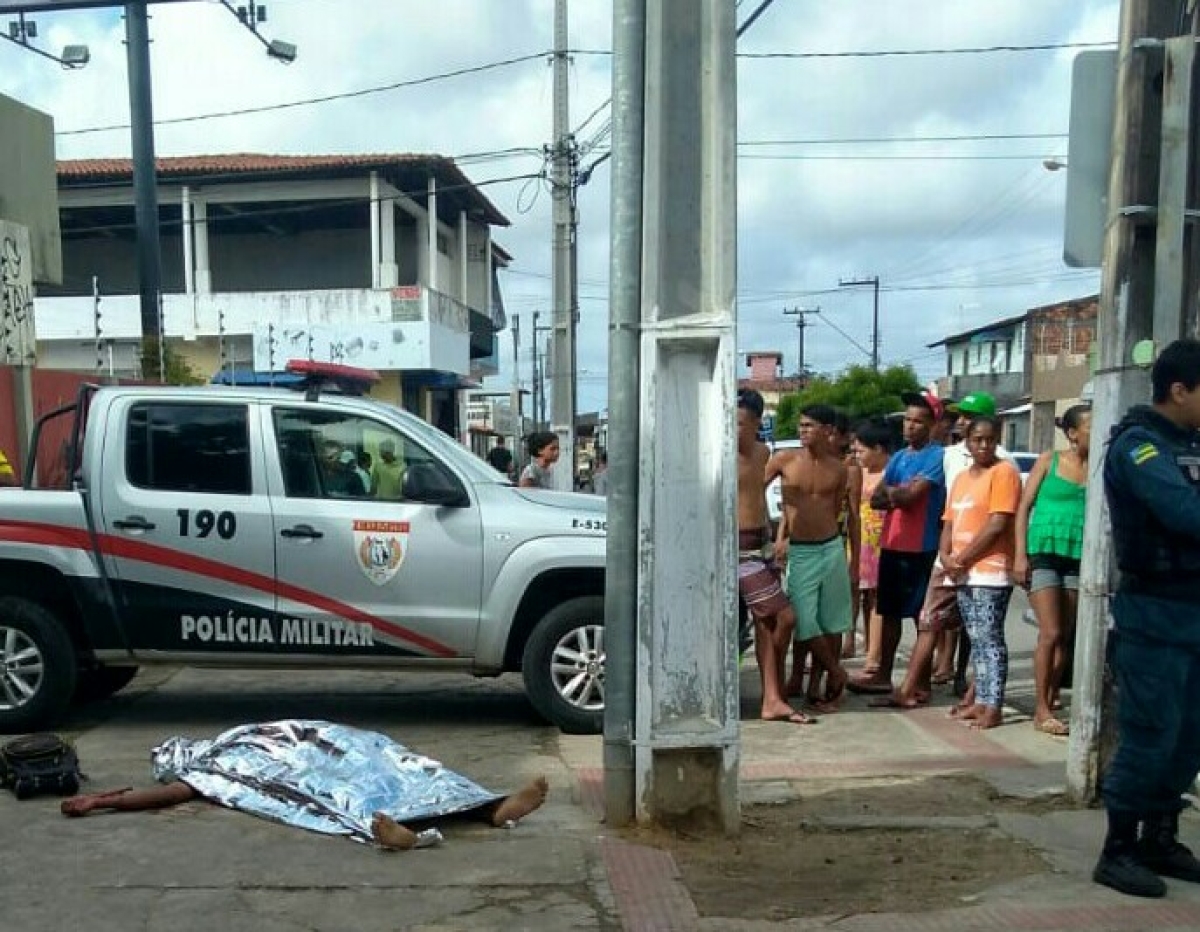 Jovem é assassinado a tiros no bairro Santos Dumont (Foto: Reprodução/ Whatsapp/ Grupo Sergipe Notícias/ Via Portal Infonet)