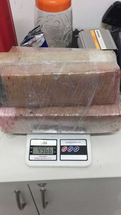 Ex-presidiária é flagrada com 5 kg de maconha num táxi em Itabaianinha (Foto: SSP/SE)