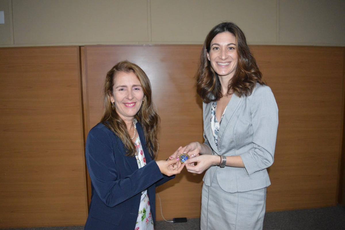 FBI homenageia a Abeforense com medalha de reconhecimento (Foto: Coren/SE)