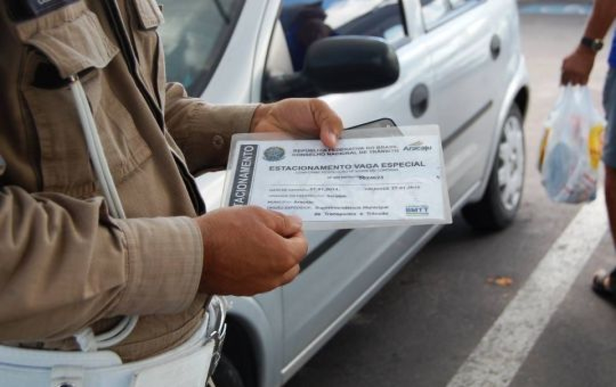 Mais de 10 mil cartões que garantem o uso das vagas especiais de estacionamento já foram emitidos este ano (Foto: Arquivo/ SMTT/Aracaju)
