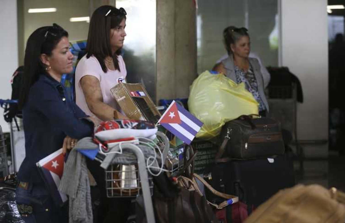 Médicos cubanos que atuavam no programa embarcam no Aeroporto Internacional de Brasília rumo a Havana (Foto: Valter Campanato/ Agência Brasil)