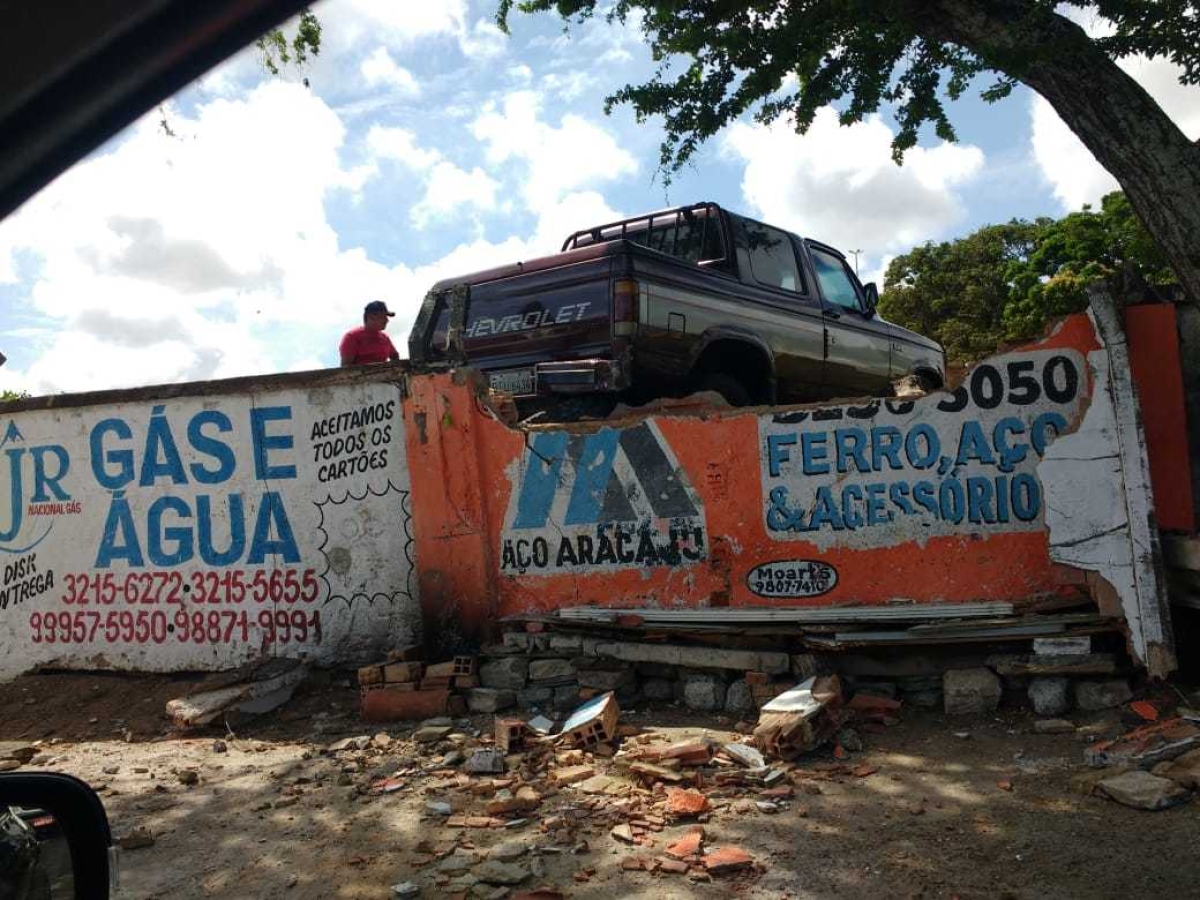 Uma pessoa ficou levemente ferida em razão do impacto do veículo com o muro do estacionamento (Foto: Segurança do Hospital Santa Isabel)