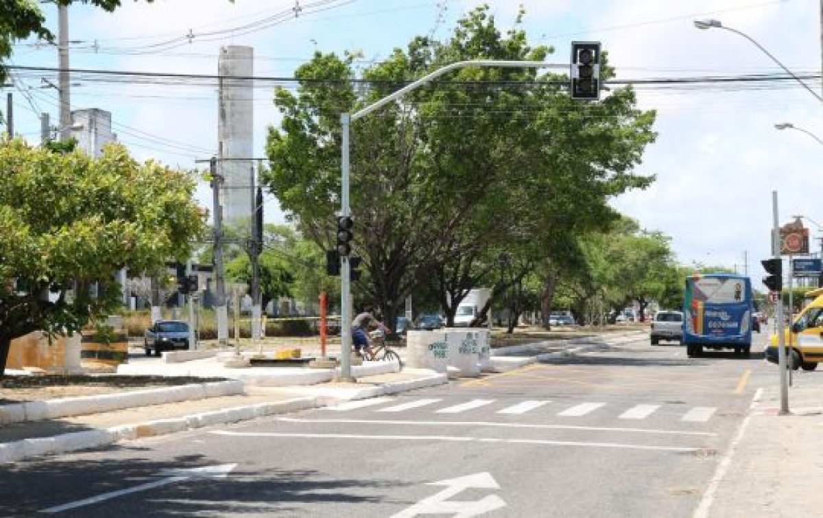 Novos semáforos da avenida Adélia Franco começam a funcionar na próxima segunda, 3/12 (Foto: SMTT/Aracaju)