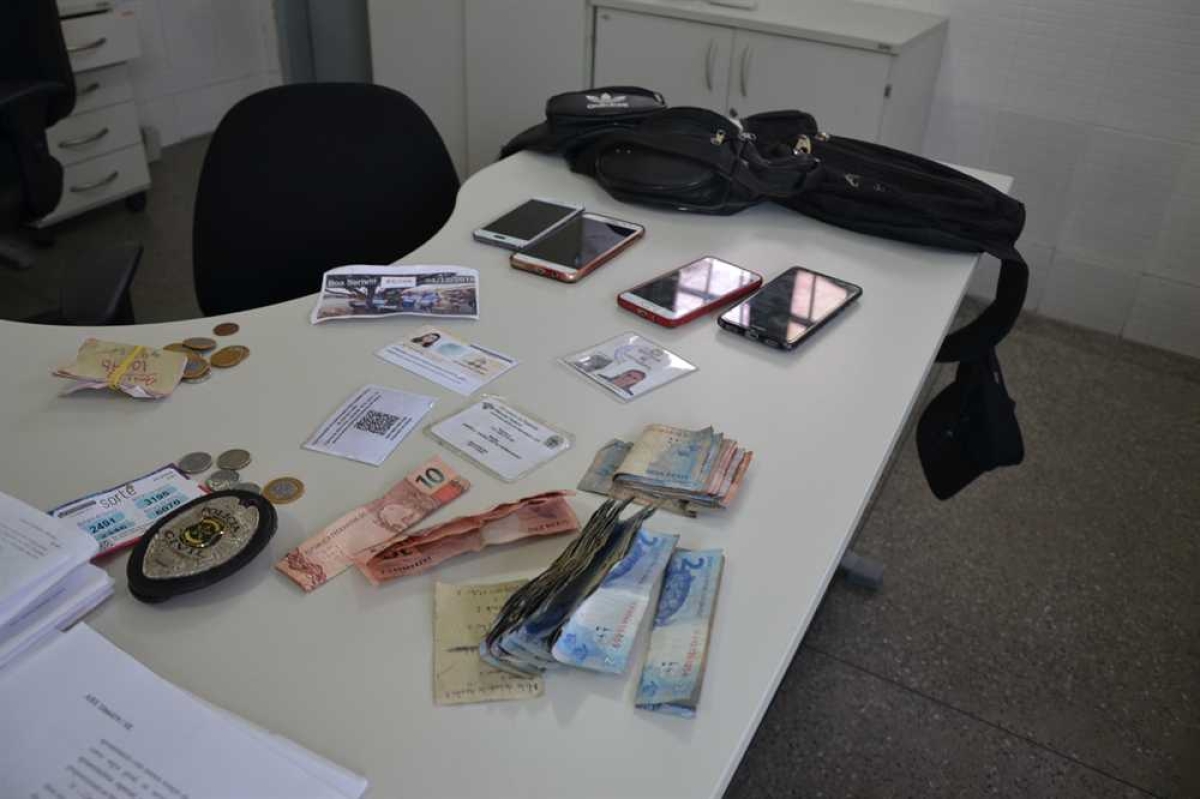 Produtos apreendidos com colombianas acusadas de vender "jogo de azar" (Foto: Portal Infonet)