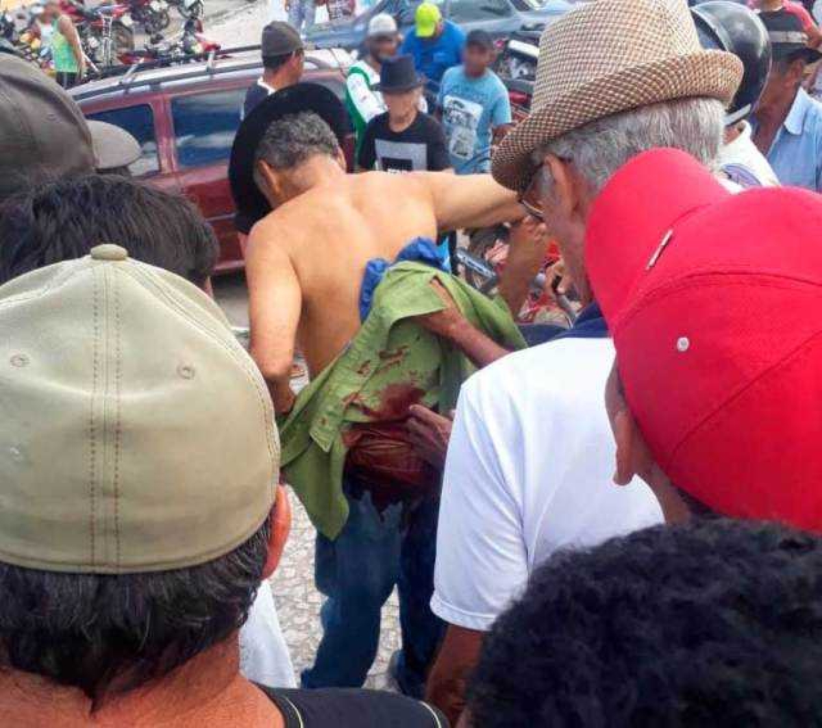 Polícia Militar conduz homem por tentar matar o próprio pai a facadas  (Foto: Via Lagarto Como Eu Vejo)