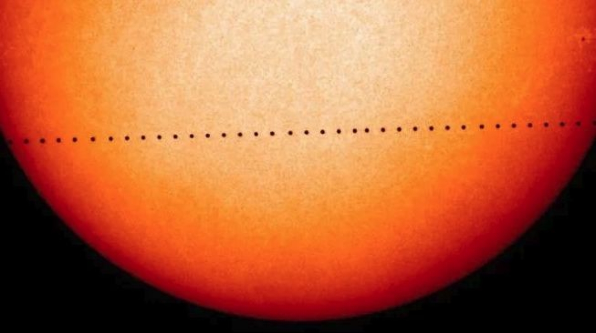 Registro de Mercúrio passando em frente ao Sol feito em 2016 (Foto: Nasa)