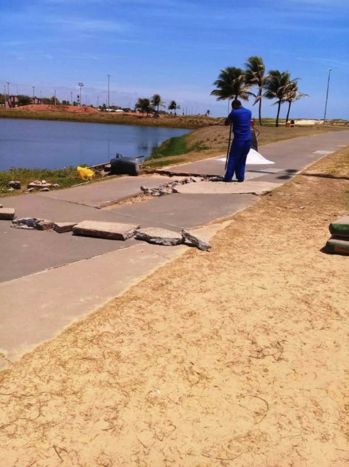Tráfego de veículos pesados danificam áreas de lazer da Orla de Atalaia (Foto: Seinfra/SE)