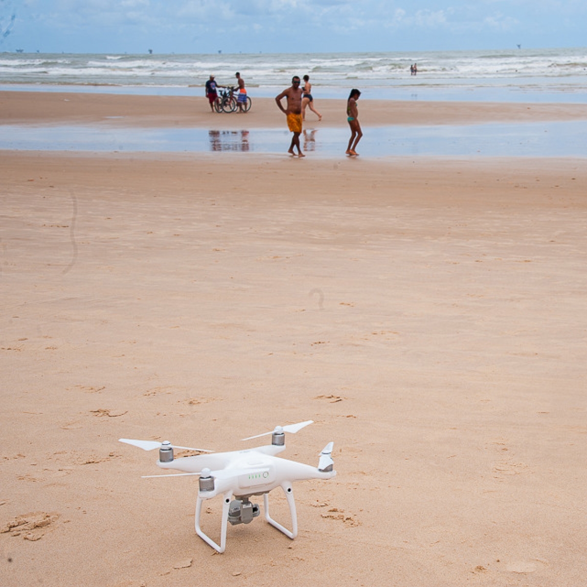 Após identificação de manchas de óleo nas areias da praia de Atalaia e Aruana, uma equipe da Adema contou com o uso de um drone para monitorar faixa da areia das praias da capital sergipana (Foto: Marcos Rodrigues/ ASN)