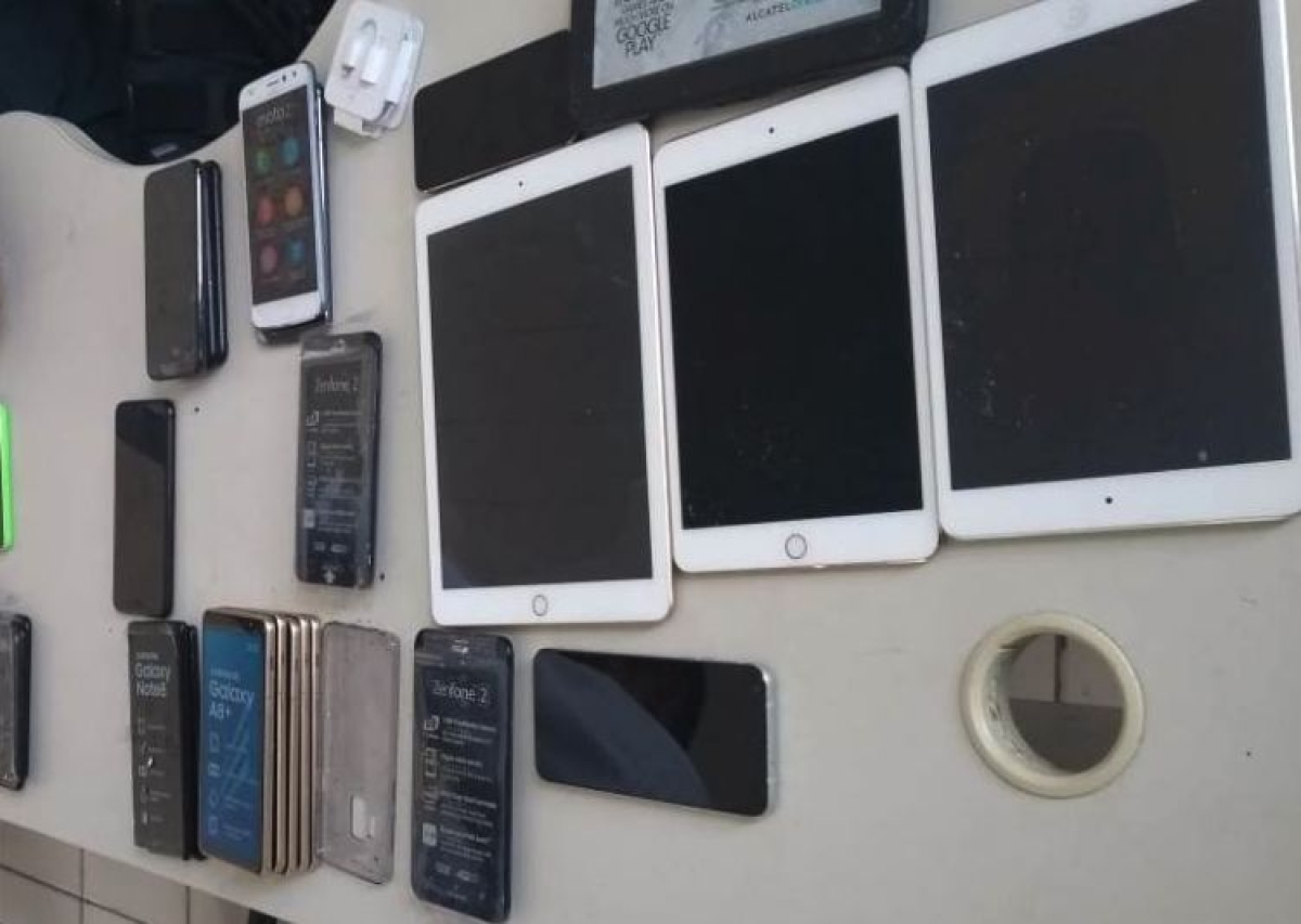 PM conduz à delegacia dupla que furtou celulares de shopping da capital (Foto: SSP/SE)