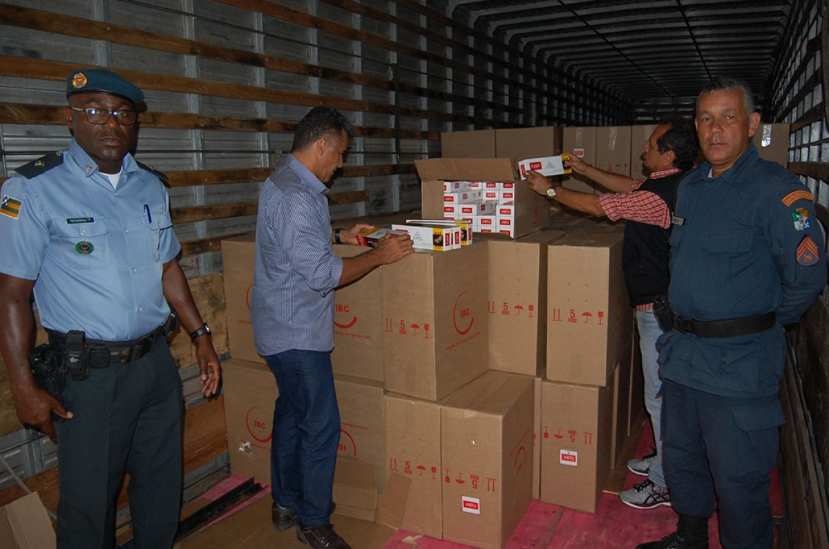 Equipes de auditores fiscais da Sefaz realizam flagrante de transporte 820 caixas de cigarros sem nota fiscal em Aracaju (Foto: Sefaz/SE)