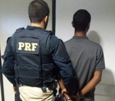 O homem é suspeito de assassinar o irmão em 2008 (Foto: PRF/SE)