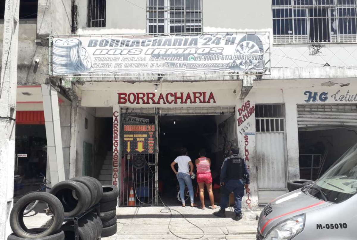 De acordo com informações do tenente Silvestre, do 5º BPM, as guarnições da PM se dirigiram ao local após denúncia de uma jovem que teve o celular roubado por um dos suspeitos enquanto caminhava próximo ao shopping Prêmio (Foto: Sandoval Notícias)