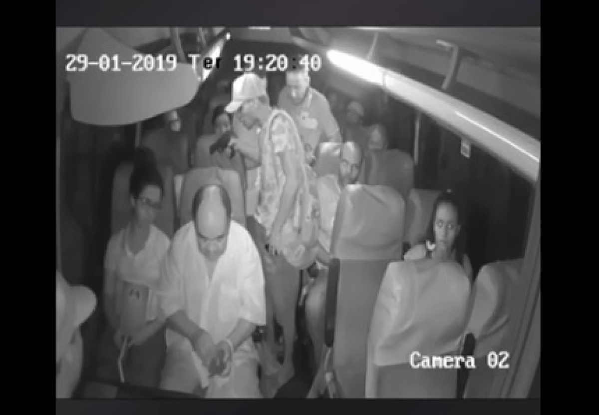 Quatro bandidos fazem arrastão em ônibus no interior (Imagem: Reprodução de vídeo)