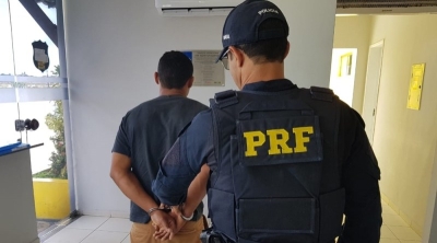 PRF detém passageiro com mandado de prisão em aberto pelo crime de homicídio qualificado (Foto: PRF/SE)