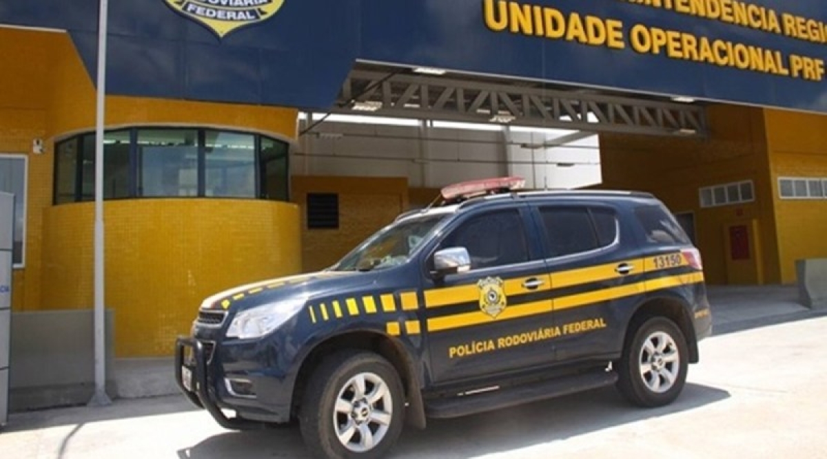 Equipe PRF detém assaltante de ônibus urbano na BR 235 (Foto: PRF/SE)