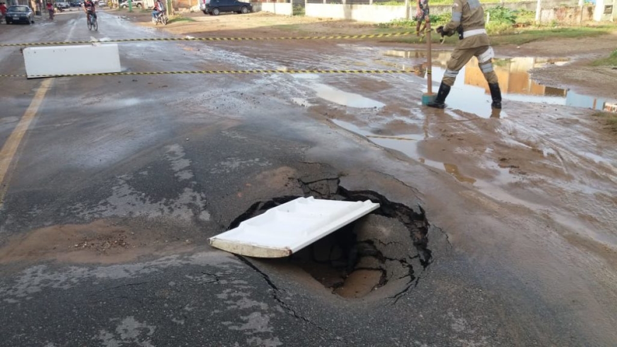 Asfalto cedeu na via (Foto: SMTT/Aracaju)