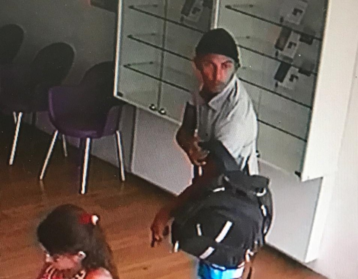 Homem armado assaltou loja de celulares (Foto: WhatsApp/ Grupo Aracaju/ Via Portal Infonet)