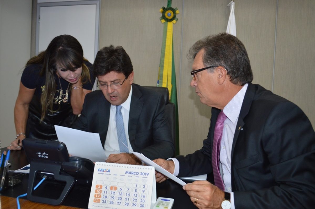 Laércio Oliveira defende projeto Mais Saúde com ministro Mandetta (Foto: Assessoria Laércio Oliveira)
