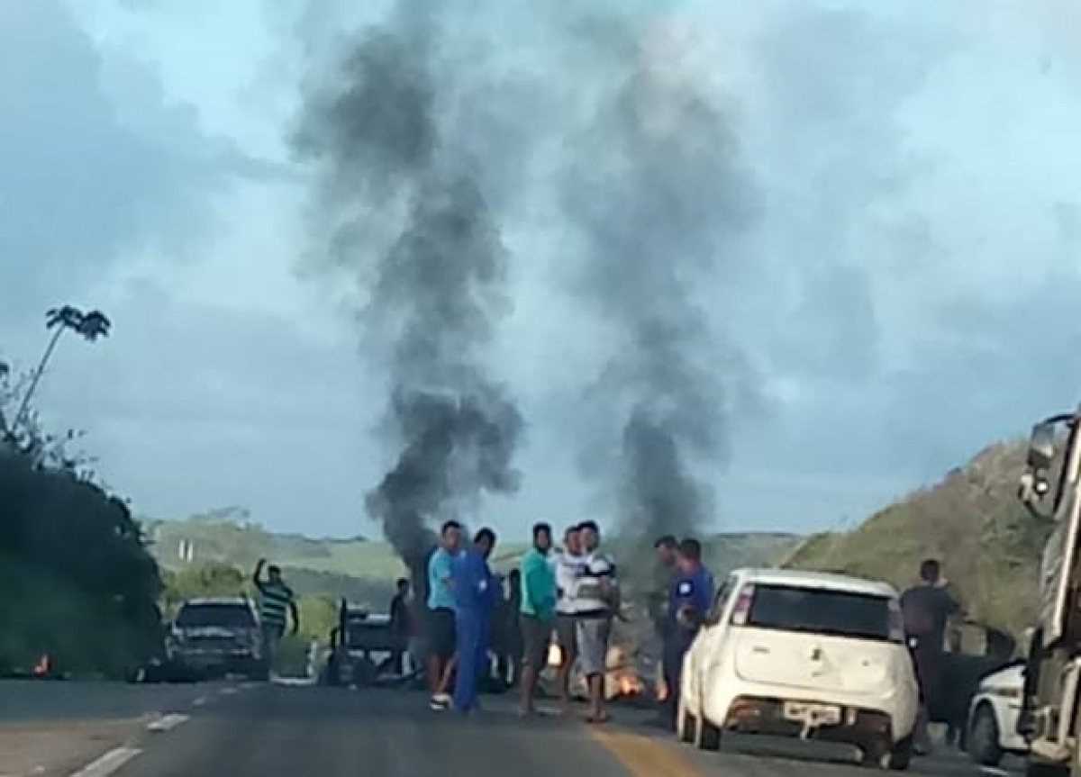 Manifestantes se dispersam após interferência da PRF (Foto: Whatsapp/ Grupo Sergipe Notícias)