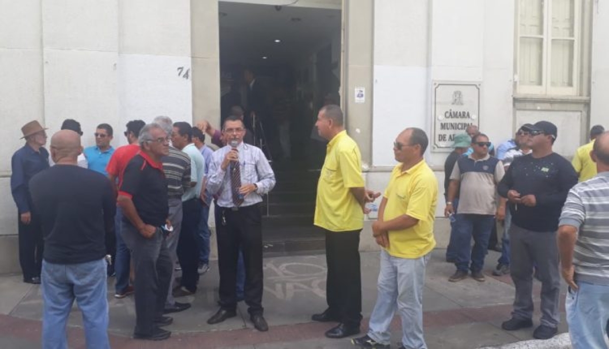 Taxistas protestam em frente a Câmara de Vereadores (Foto: Portal Infonet)
