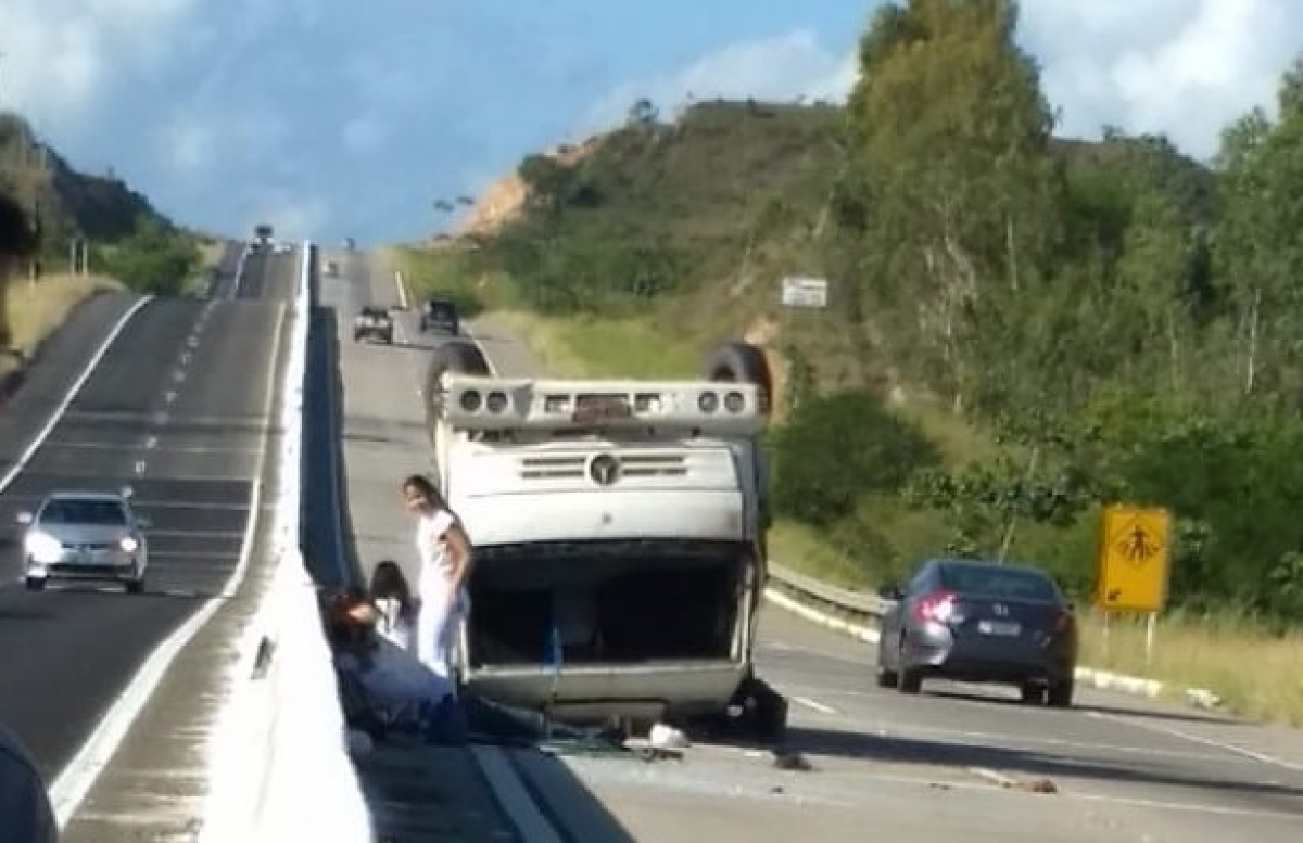 Caminhão carregado de ferro capotou em acidente (Foto: Reprodução/ Grupo Sergipe Notícias)
