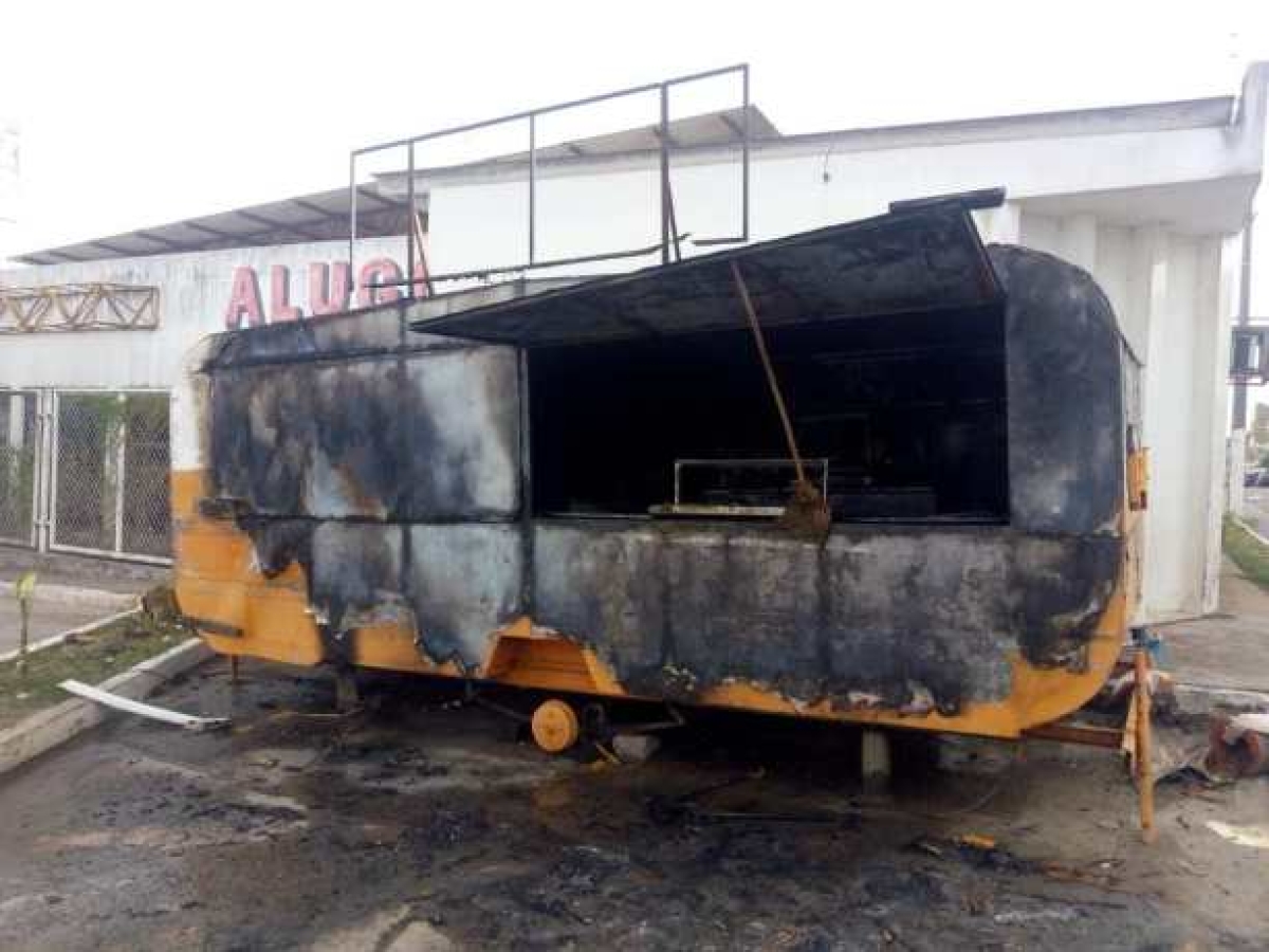 Trailer é destruído pelo fogo durante a madrugada (Foto: Lagarto Como Eu Vejo)