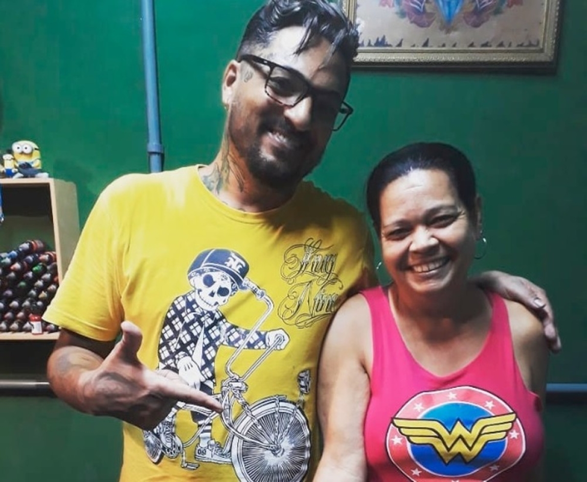 Tatuador e dona de casa postam foto após tatuagem de pênis no braço em Rio das Ostras, no RJ (Foto: Reprodução/ Facebook)