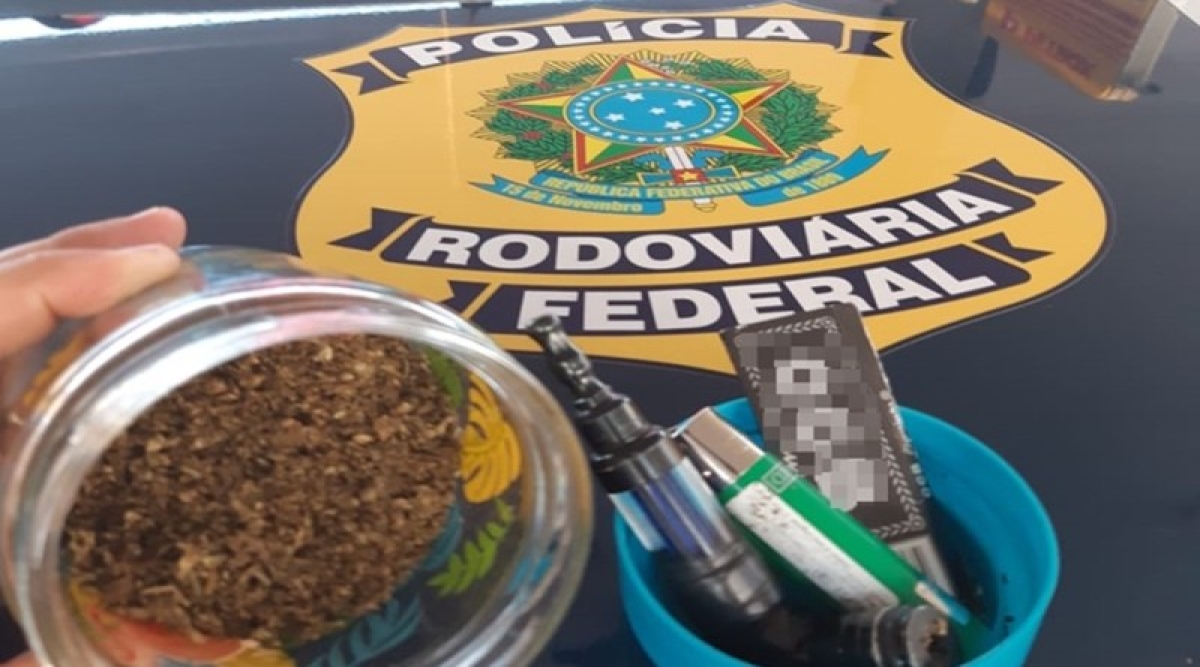 PRF flagra na BR 101 motorista com maconha (Foto: PRF/SE)