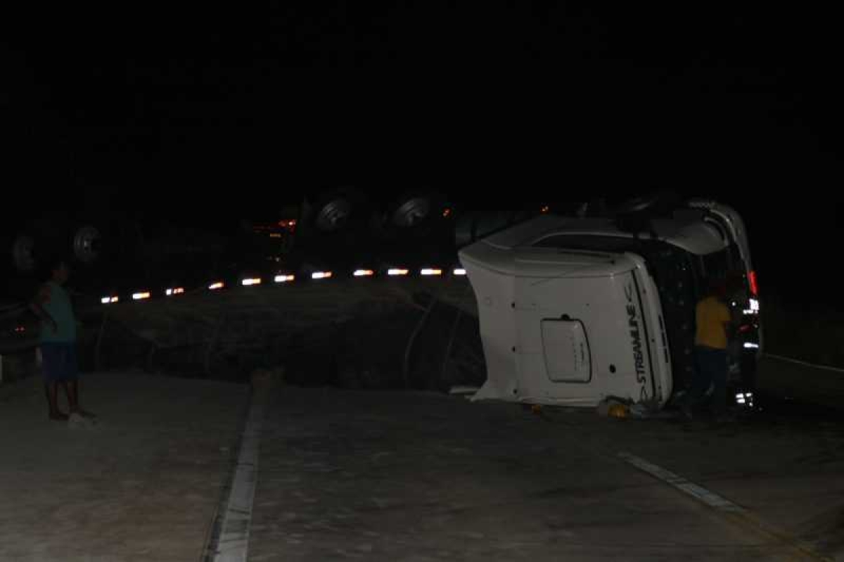 Carreta Bi Trem tomba após tentar desviar de animal na BR 101 (Foto: Via Diário Sergipano)