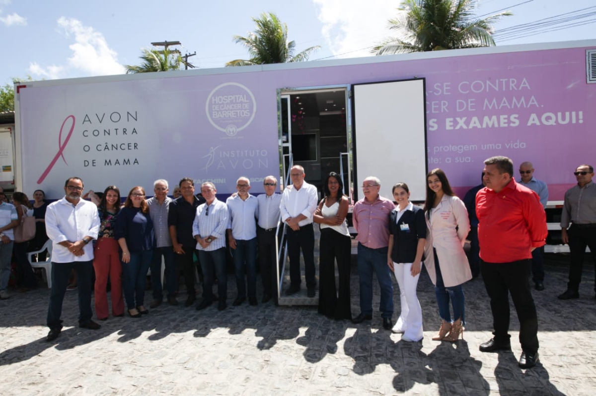 Henrique Prata, presidente da fundação mantenedora do Hospital de Amor (Hospital de Câncer de Barretos visitou o Caism na manhã desta segunda-feira (11), ao lado do governador Belivaldo Chagas e da vice-governadora, Eliane Aquino, do secretário de Saúde, Valberto Lima e do prefeito de Aracaju, Edvaldo Nogueira (Foto: Marco Vieira/ ASN)