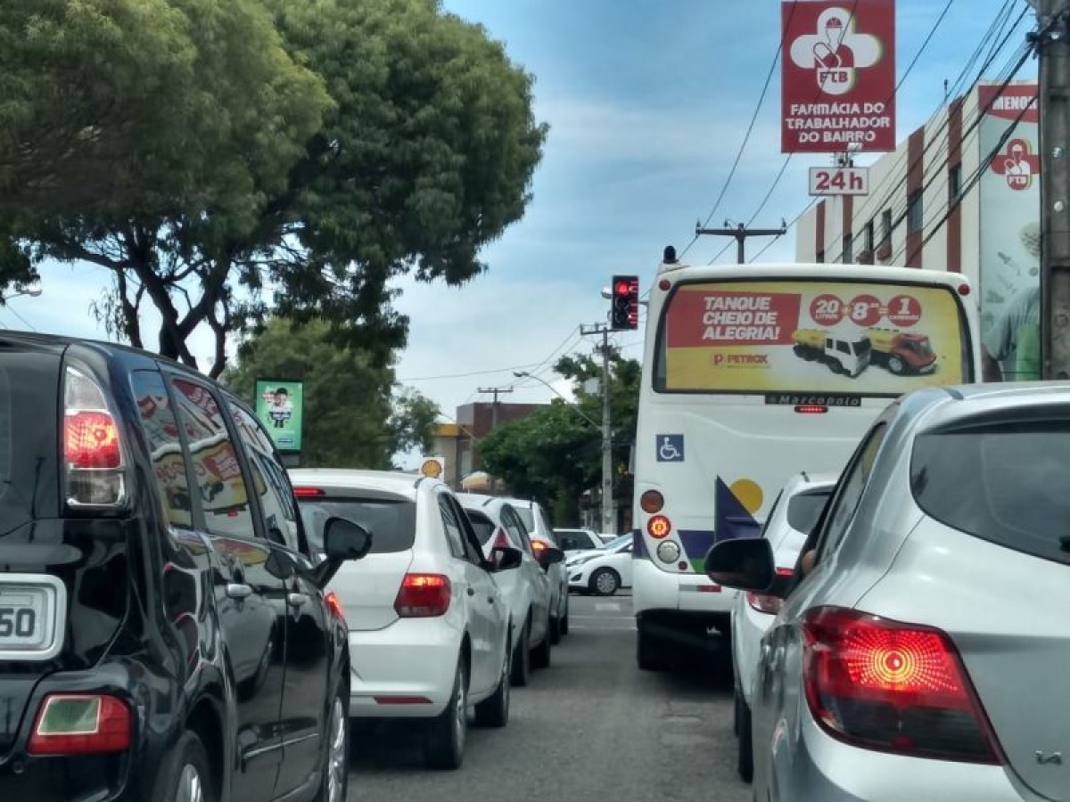 SMTT/Aracaju faz alerta sobre perigo de avançar o sinal vermelho (Foto: SMTT/Aracaju)
