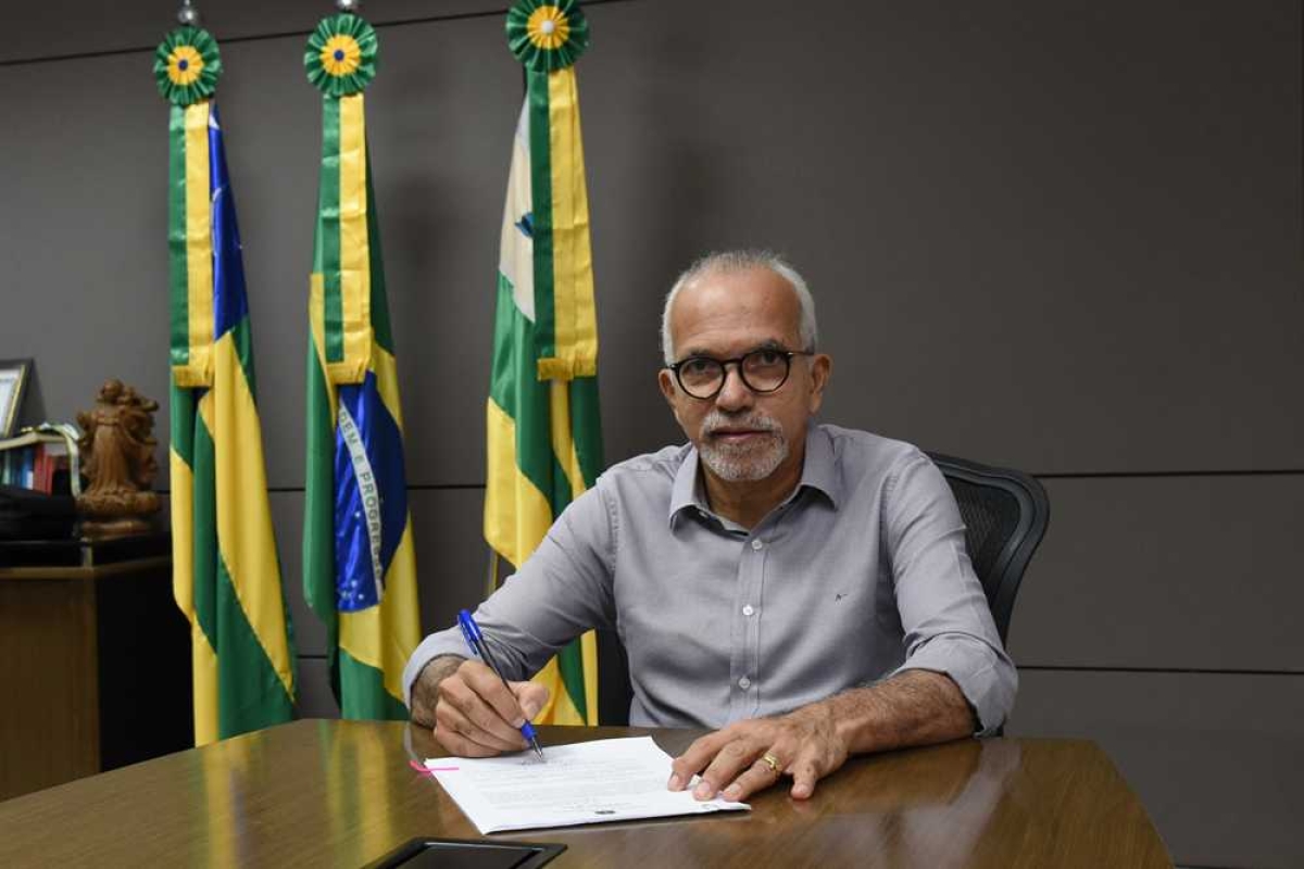 Decreto assinado na manhã desta quinta-feira, 11/4 (Foto: Ana Lícia Menezes)