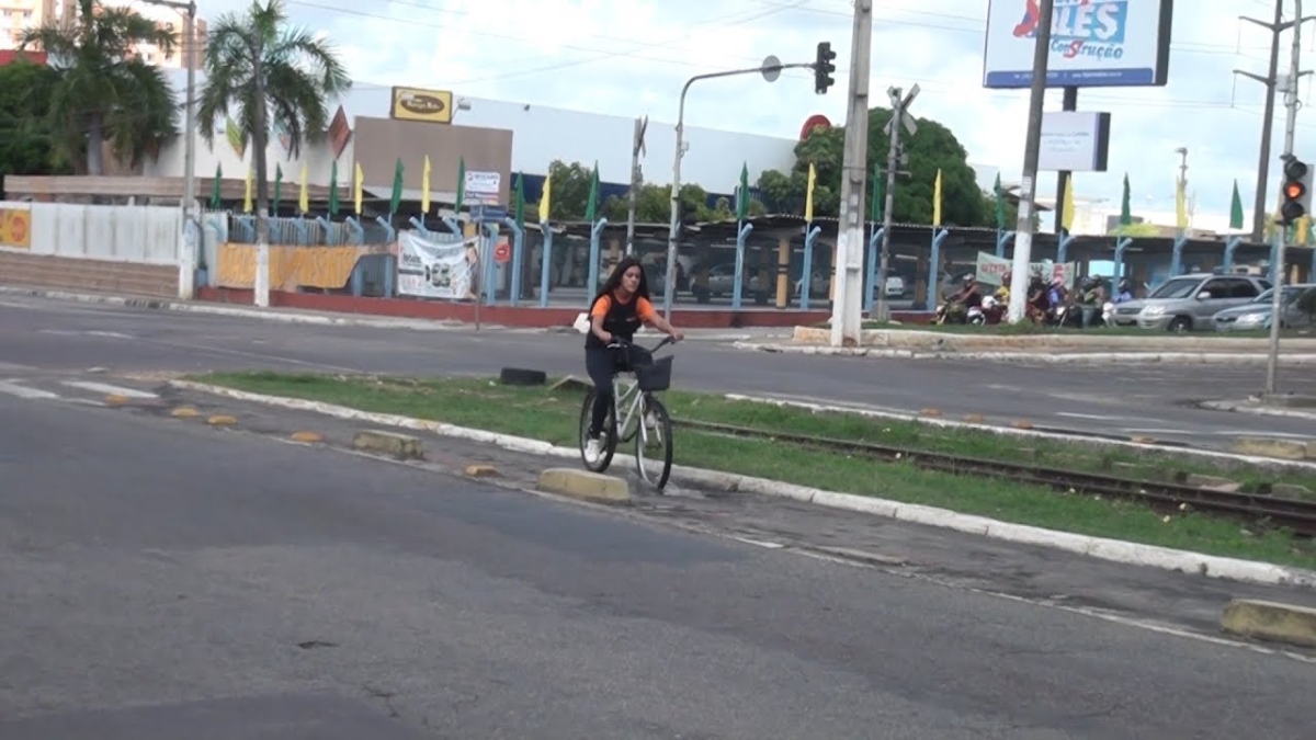 Ciclo Urbano condena condições de 60% da malha cicloviária de Aracaju (Imagem: Reprodução de vídeo/ Portal Infonet)