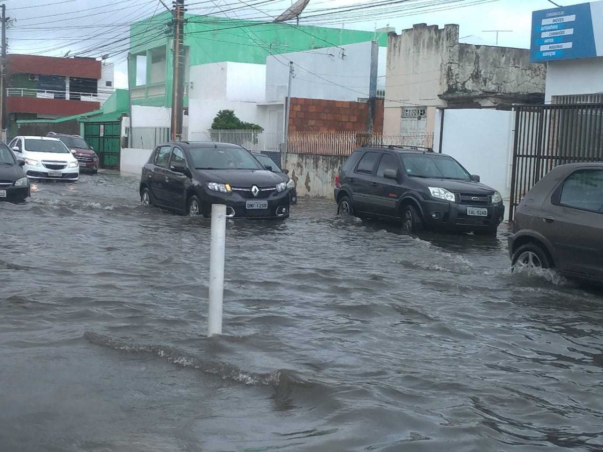 Chuva forte causa alagamentos e complica o trânsito em Aracaju (Foto: F5 News)