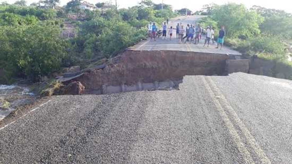 Chuvas provocam cratera na rodovia SE 315 (Foto: Portal Infonet)