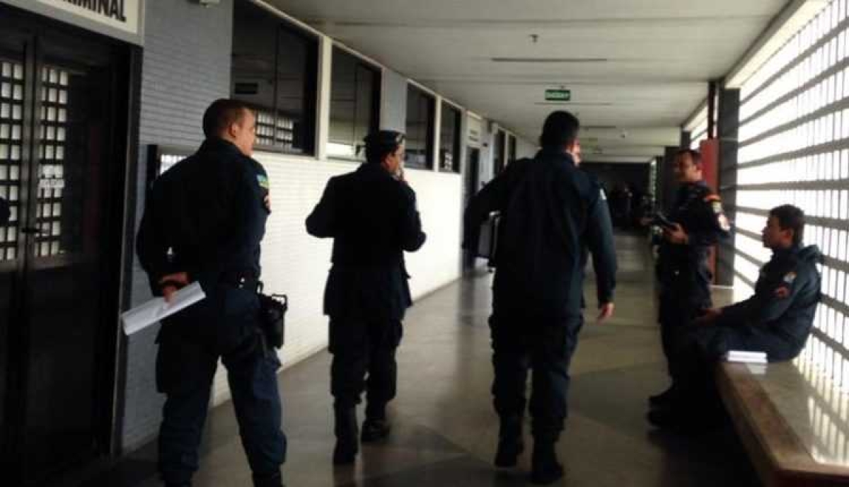 Momento em que o tenente-coronel Eliezer [o terceiro da esquerda para a direita, nesta imagem] deixa o Fórum Gumersindo Bessa após uma das audiências (Foto: Arquivo Portal Infonet)